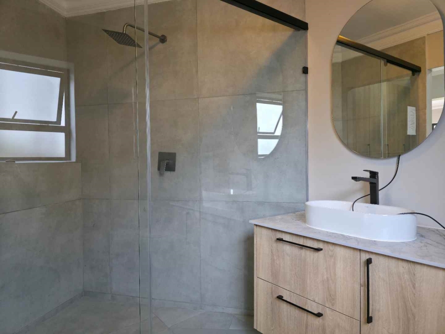 5 Bedroom Property for Sale in Plattekloof Western Cape